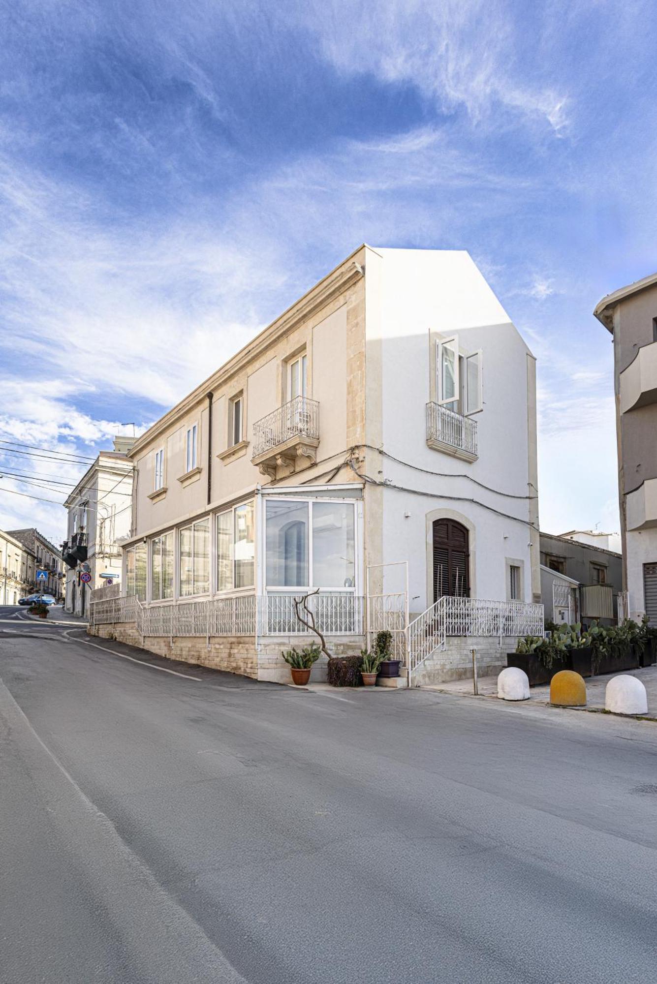 Lakkios Charming Suites&rooms 3*